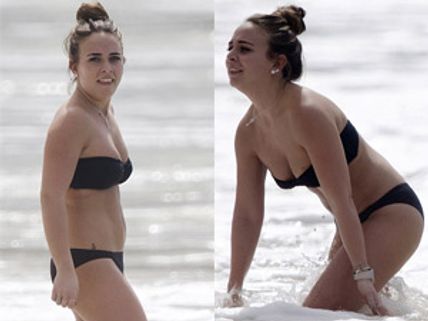 బ్లాక్ బికినీలో బీచ్‌లో క్రిస్‌మస్ సంబరాలు...!!