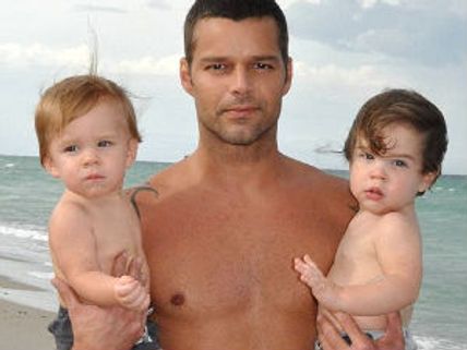 ఆడ పిల్లకు తండ్రి కావాలంటున్న 'గే' సింగర్