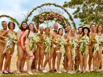 వాలంటైన్ డే రోజున బీచ్‌లో నగ్నంగా వివాహాలు..