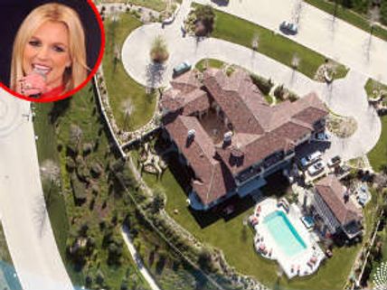 నష్టానికి ఖరీదైన ఇల్లుని అమ్మింది ఎవరి కొసం...?