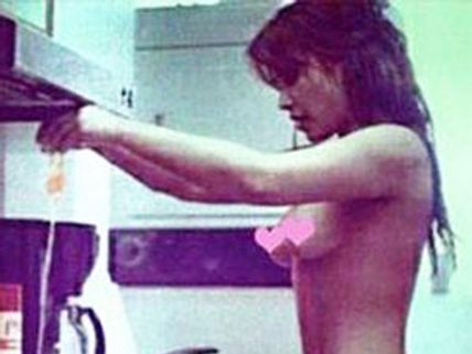 వంట గదిలో నగ్నంగా.. ఇంటర్నెట్‌లో హాల్ చల్