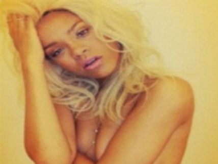 సువాసన సెంట్ కోసం అర్ద నగ్నంగా ఫోటోషూట్ చేసిన సింగర్..