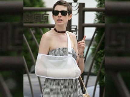 షూటింగ్‌లో గాయపడిన 'క్యాట్ ఉమెన్' అన్నే హాత్వే