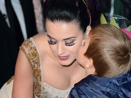 అభిమానులందరూ చూస్తుండగా.. బుగ్గపై ముద్దు 