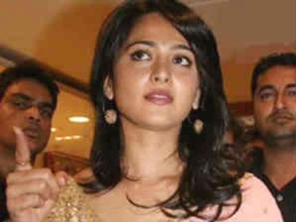 అనూష్క కేవలం ప్లాష్ బ్యాక్ లో వస్తుంది 