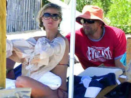 భర్త నుండి విడాకులు.. బాడీ‌గార్డ్‌తో రొమాన్స్ 