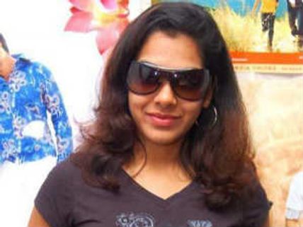 ప్రాణభయంతో పరుగులు తీసిన 'ప్రేమిస్తే' సంధ్య