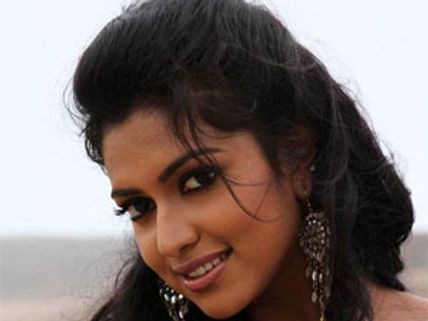 అమలాపాల్‌ తో  దర్శకుడు ఎఫైర్...సెట్ లో సేవలు