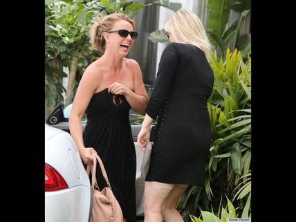 డ్రెస్సు జారుతోంది, బ్రా కూడా లేదు... సెక్సీలేడీ అగచాట్లు(ఫోటోస్)