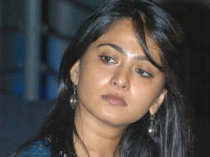  క్యారెక్టర్ తగ్గించారని...అనుష్క అలిగిందా?