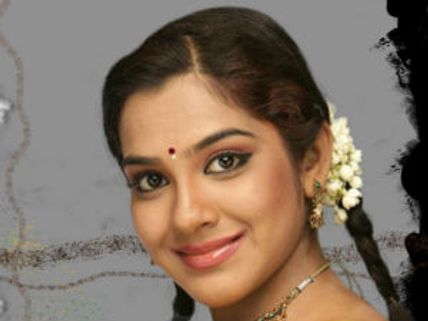 డ్రస్ ల విషయమై హీరోయిన్ గొడవ...వివాదం