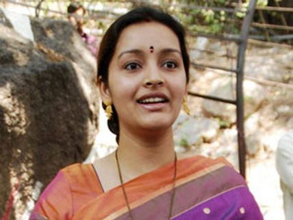 హాట్ టాపిక్: రేణుదేశాయ్ దెబ్బకు యూనిట్  పరార్ 