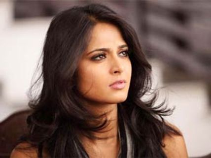 హీరో,నిర్మాతపై అనుష్క ఫైర్