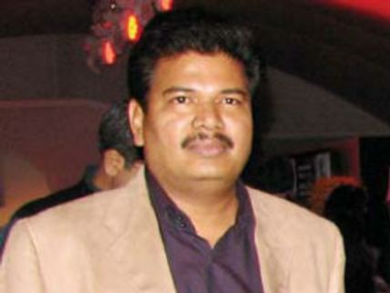 హాలీవుడ్‌ నిర్మాణ సంస్థ  తో దర్శకుడు శంకర్ టై అప్