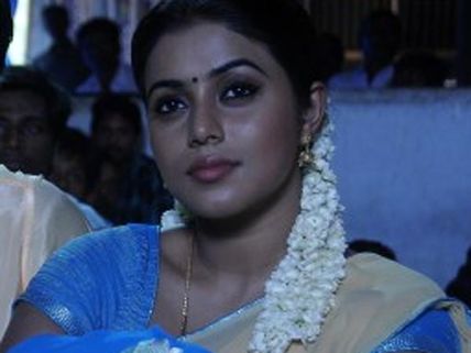  మదురై పడుచుగా హీరోయిన్  పూర్ణ 