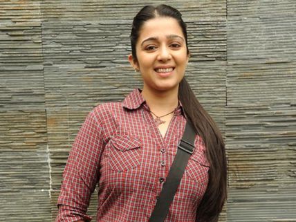 చిరంజీవి పాలిటిక్స్‌పై....చార్మి సెటైర్లు?