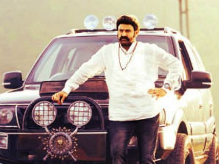 మాజీ హీరోయిన్ తో బాలకృష్ణ  సరసాలు??
