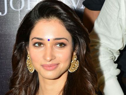  'ఆగడు': స్వీట్స్ అమ్ముతూ తమన్నా