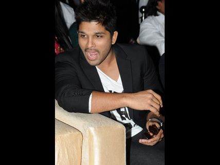 హాట్ టాపిక్ :స్టేజీపై అల్లు అర్జున్ 