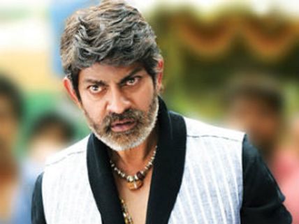  'పండగ చేస్కో' లో విలన్ గా  జగపతిబాబు 
