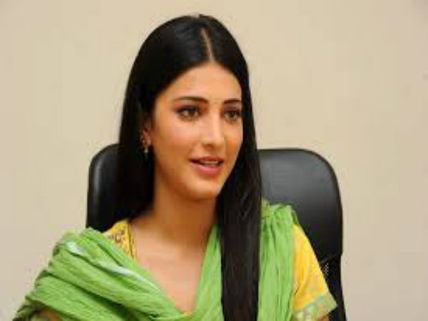 ఫ్లాష్ బ్యాక్ లో ముసలమ్మలా కనిపిస్తుందిట 