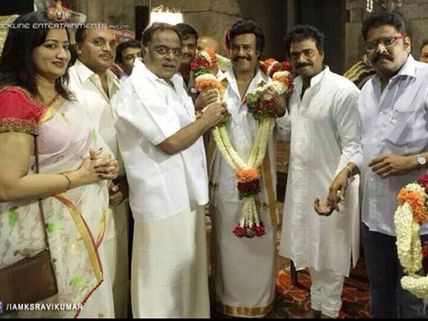 అదరకొడ్తూ రజనీ... ( 'లింగా' పూజ ఫొటోలు) 