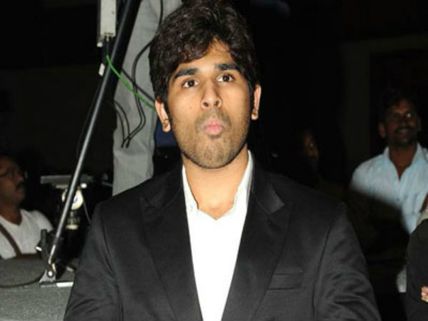 మెగా హీరో  మొహం చాటేస్తున్నాడేంటి?