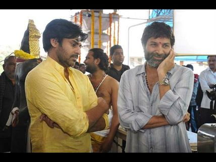 పవన్ మాయలో త్రివిక్రమ్, బన్నీకి ఝలక్ ఇచ్చినట్లేనా?