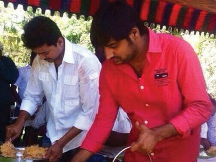 స్టార్ హీరో అయినా స్వయంగా వడ్డించాడు(ఫొటోలు)