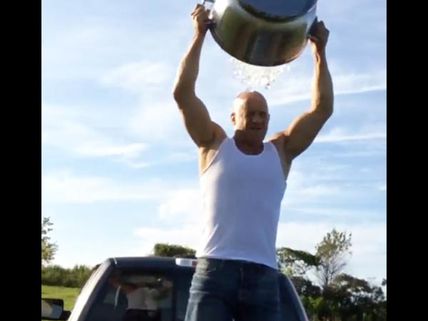 హాలీవుడ్ సెలబ్రిటీస్ ఐస్ బకెట్ చాలెంజ్ (ఫోటోస్)