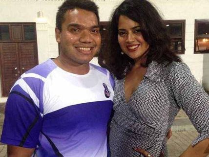 ఫొటో దిగి...సమీరా రెడ్డి ఇరుక్కుపోయింది(ఫొటో)