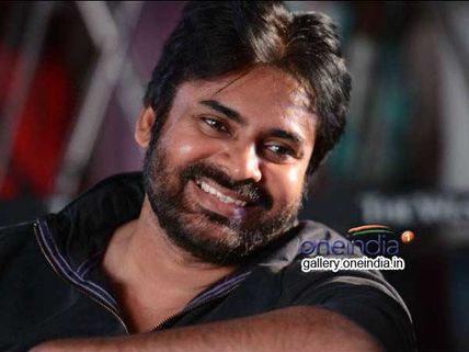 పవన్ కళ్యాణ్  లుక్ ని అందుకే ఆపారా?