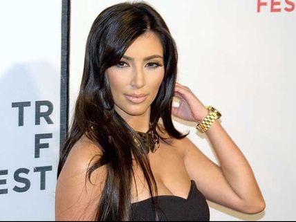 నగ్నంగా యోగాసనాలు వేస్తోంది