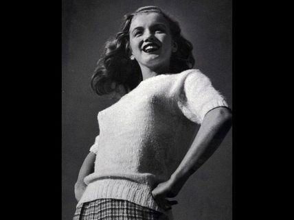  అదీ గ్లామర్ అంటే...ఫొటోనే నాలుగు లక్షలు రేటు 