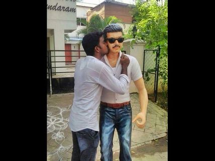 అభిమాన హీరోకి ఫేస్ బుక్ ఫ్యాన్స్ విగ్రహం!(ఫొటో)