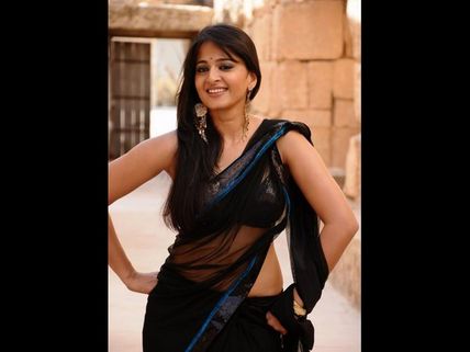 అనుష్క విగ్రహం పెడ్తున్న రాజశేఖర్
