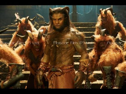 రిక్షాతొక్కుకుంటూ వచ్చేస్తున్న   'ఐ' (ఫొటో)