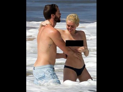 బీచ్‌లో నగ్నంగా జలకాలాడిన హాట్ సింగర్ (ఫోటోస్)