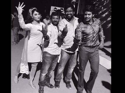 రెట్రో లుక్ లో హీరోతో కలిసి తమన్నా (ఫొటో) 