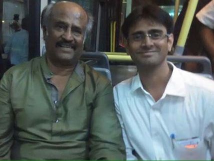 ఫ్యాన్ కోసం: ఎయిర్ టిక్కెట్ పై రజనీ ఆటోగ్రాఫ్...(ఫొటోలు)