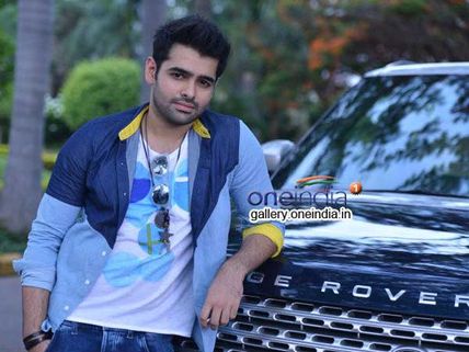 హీరో ట్విస్ట్: ట్రైలర్ కు డబ్బింగ్ చెప్పి..సినిమాకు చెప్పటం లేదు