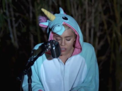    పెంపుడు చేప చనిపోయిందని,పాట రాసి,పాడింది (వీడియో)