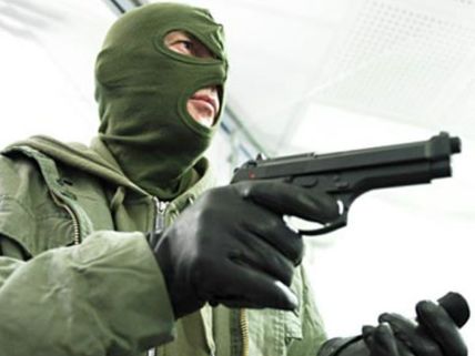 సినిమా డైరక్టర్ ని అసెస్టెంట్ తుపాకి తో బెదిరించి...