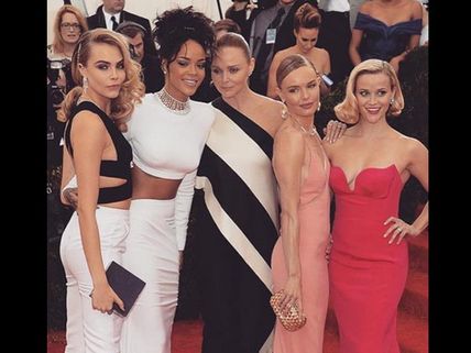 హవ్వ! సెలబ్రిటీలు పబ్లిగ్గా ఈ పనులేంటి? (ఫోటోస్)