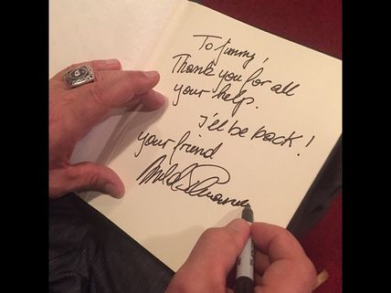 సూపర్ ఫన్నీ...  : ఫ్యాన్స్ ని  ఆటపట్టించిన స్టార్ హీరో  (వీడియో)