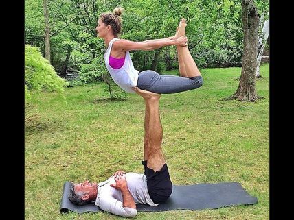 సెక్సీ  ఫొటోలు: సూపర్ మోడల్ యోగా ఫోజులు