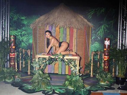 బొమ్మట్టేసారు: సెక్సీ అందాలు బాగా అరబోస్తే ఫ్లాటయ్యి... (ఫొటో ఫీచర్)