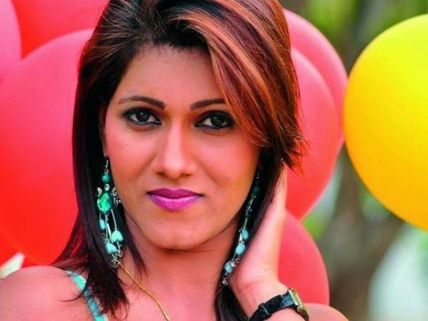 నిర్మాతల మాట నమ్మి మోసం...నటి అరెస్టు 