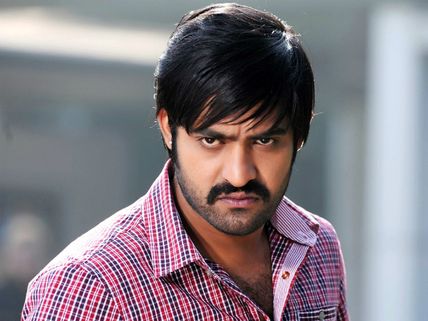 ఎన్టీఆర్ కు స్క్రిప్టు నేరేట్ చేస్తున్న రామ్ డైరక్టర్