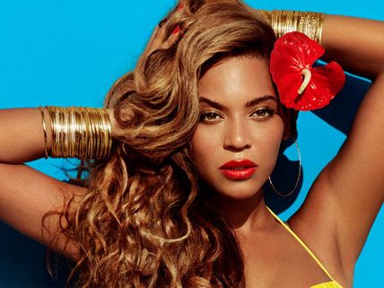 ఈ ఏడాది హాట్ బ్యూటీ సంపాదన రూ. 890 కోట్లు! 